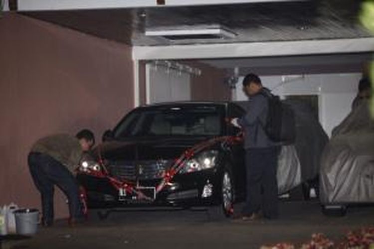 Penyidik Komisi Pemberantasan Korupsi menyegel mobil dinas milik Ketua Mahkamah Konstitusi (MK), Akil Mochtar yang diparkir di rumah dinasnya di kawasan Widia Chandra, Jakarta, Rabu (2/10/2013). Akil Mochtar ditangkap KPK Rabu malam.