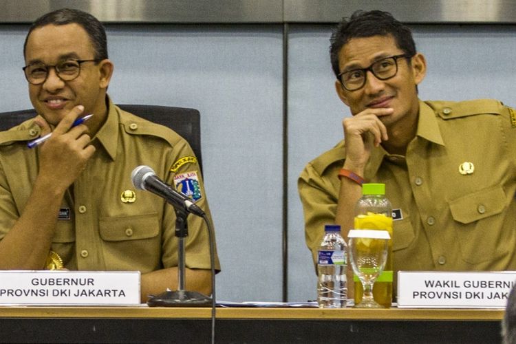 Gubernur DKI Jakarta Anies Baswedan (kiri) dan Wakil Gubernur DKI Jakarta Sandiaga Uno (kanan) berbincang saat mengumpulkan jajaran pejabat Pemerintah Provinsi DKI Jakarta di Balai Kota, Jakarta, Selasa (17/10/2017). Kegiatan tersebut merupakan bagian dari perkenalan dengan birokrat di lingkungan Pemprov DKI Jakarta. 