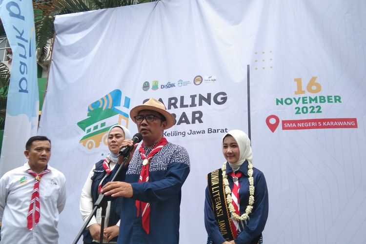 Gubernur Jawa Barat Ridwan Kamil saat melakukan Siaran Keliling (Sarling) di SMA Negeri 5 Karawang bersama Bunda Literasi Jawa Barat Atalia Praratya dan Bupati Karawang, Cellica Nurrachadiana, Rabu (16/11/2022).