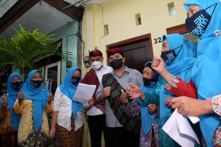 Menteri BUMN Erick Thohir bersama Wali Kota Surabaya Eri Cahyadi saat berkunjung di Kampung Lawas Maspati, Surabaya, Minggu (2/1/2022).