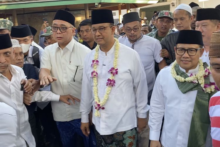 Anies Baswedan saat ziarah ke makam Sunan Ampel