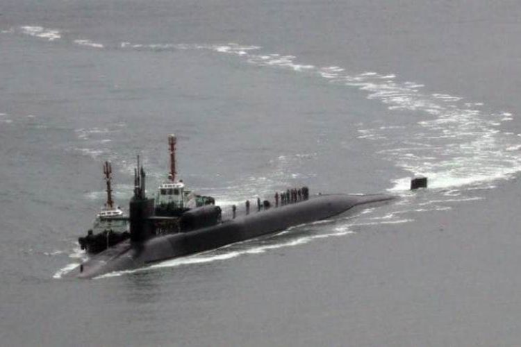 Kapal selam bertenaga nuklir USS Michigan sedang bergerak menuju pelabuhan Busan, Korea Selatan, Selasa (25/4/2017).