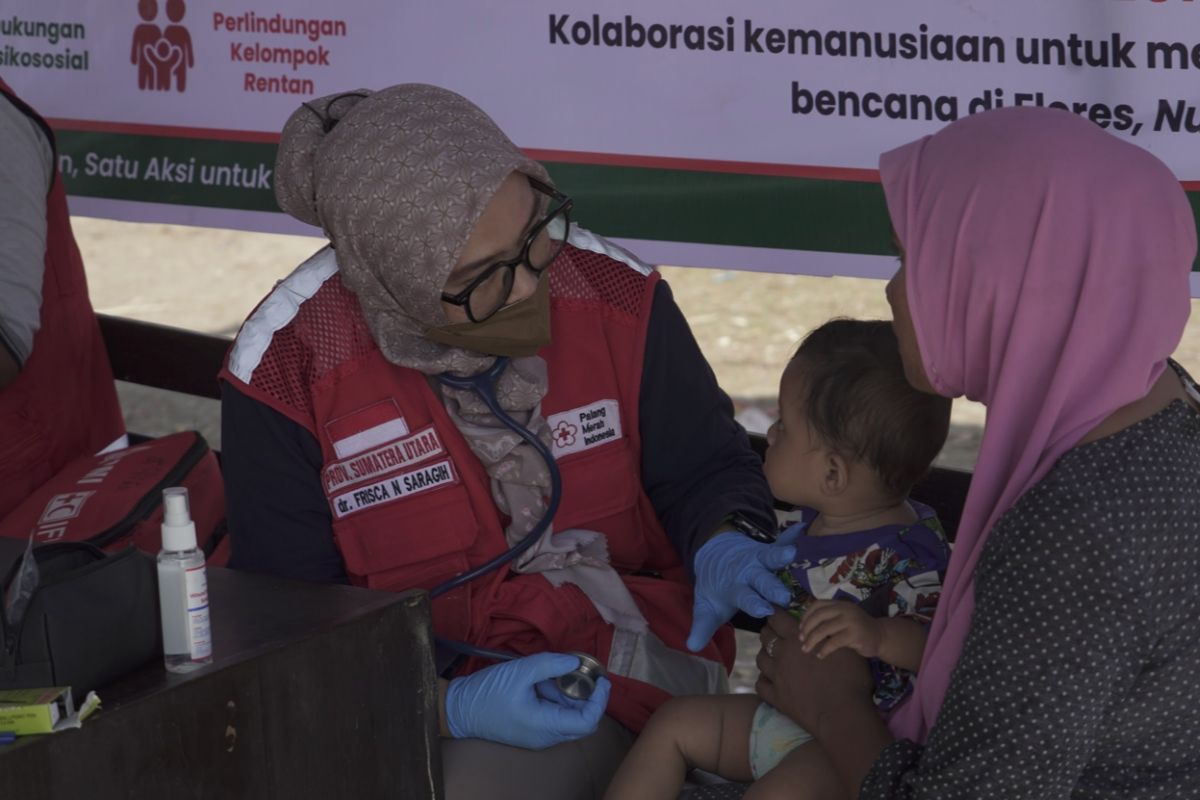 Dokter Frisca N. Saragih dari PMI Sumatera Utara memeriksa kondisi kesehatan seorang anak di tengah rangkaian layanan kesehatan bagi masyarakat terdampak gempa di Flores, Nusa Tenggara Timur. Layanan kesehatan menjadi bagian dari dukungan Musim Mas Group bersama PMI Sumatera Utara untuk mendekatkan akses pemeriksaan dan pengobatan kepada masyarakat selama masa pemulihan.