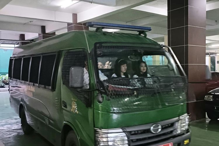 Selebgram asal Serang, Banten saat aaka dibawa ke rutan Serang setelah menjalani sidang di PN Serang. Nia divonis 16 bulan penjara karena promosikan situs judi online.