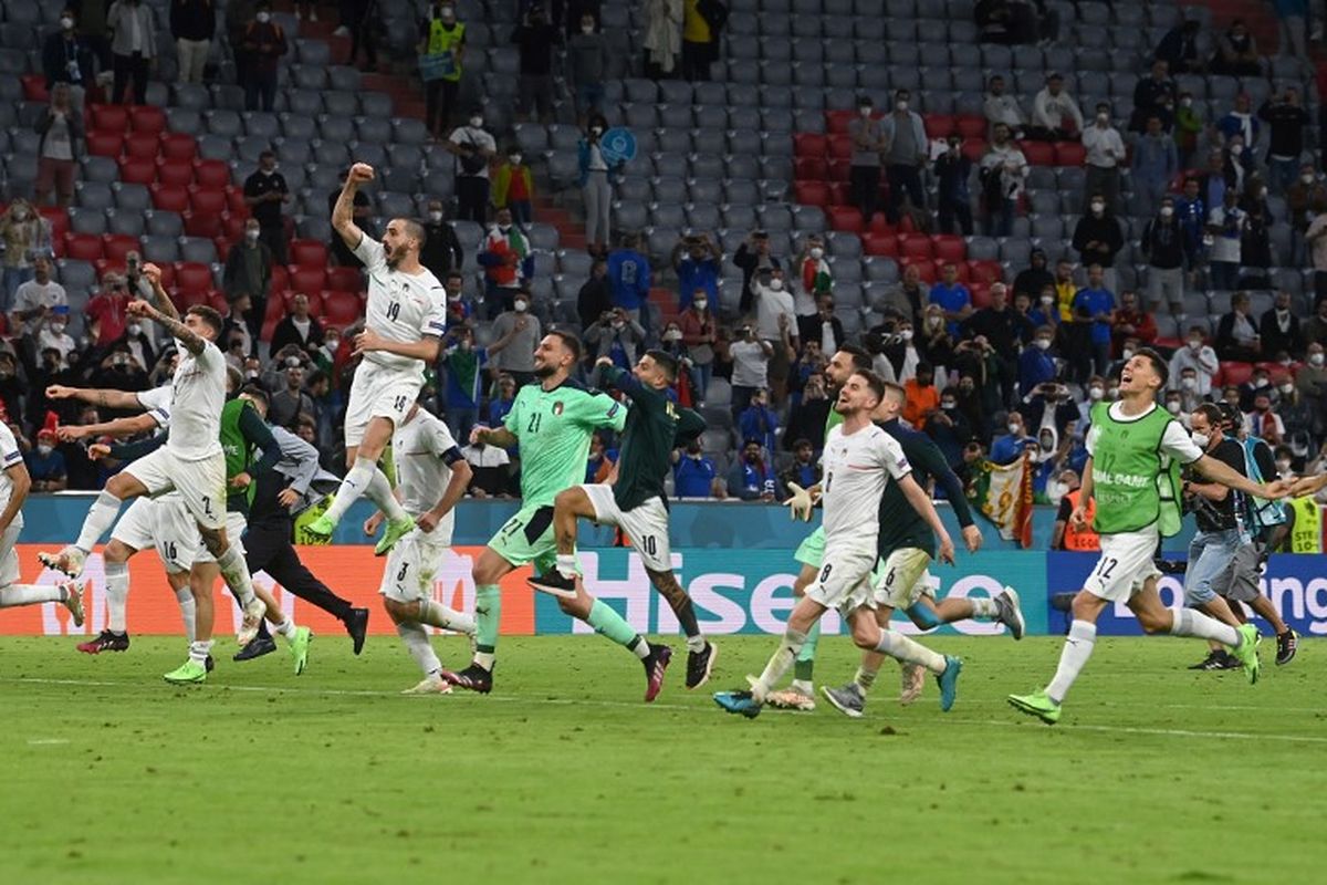 Timnas Italia merayakan kemenangan setelah laga melawan Belgia pada perempat final Euro 2020 di Allianz Arena, Muenchen, Jerman, Sabtu (3/7/2021) dini hari WIB. 