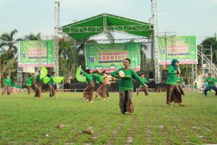 Beberapa penari dari Sanggar Simpor tengah latihan di lokasi kegiatan Singkawang Expo 2013 di halaman kantor walikota, Jalan Firdaus, Singkawang, Kalimantan Barat (16/10/2013)