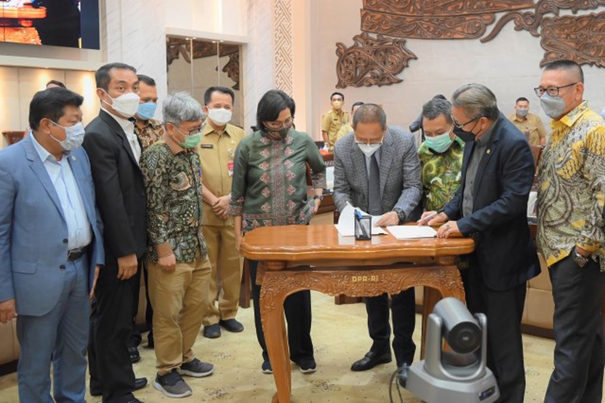 Pimpinan dan Anggota Komisi XI DPR bersama pemerintah menandatangani naskah kesepakatan untuk melanjutkan pembahasan RUU HKPD ke Rapat Paripurna di Gedung DPR, Selasa (23/11/2021).