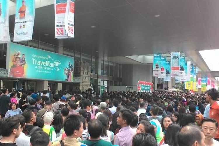 Antrean pengunjung membeludak di Garuda Indonesia Travel Fair (GATF) di Jakarta Convention Center (JCC), Jumat (29/4/2016). Pengunjung GATF memadati pintu gerbang sebelum dibuka pada pukul 10.00 WIB.