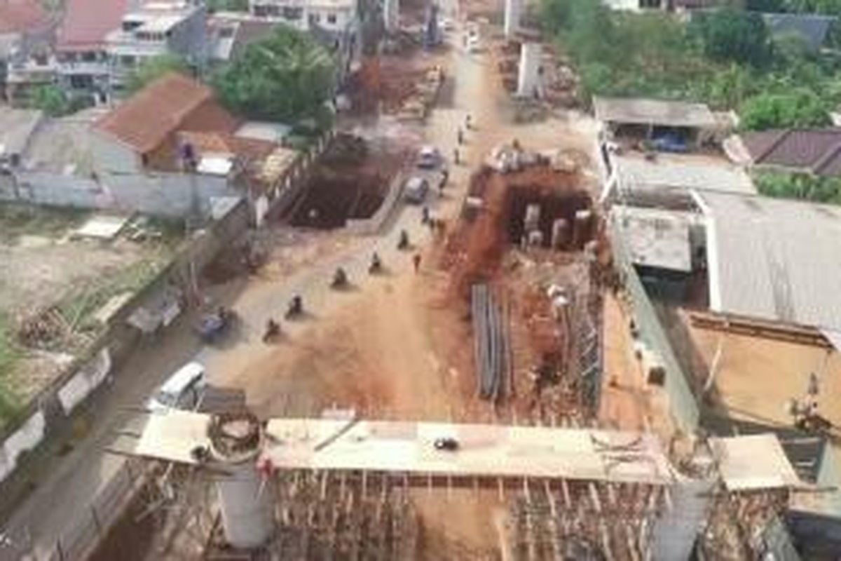 Proyek pembangunan ruas Jalan Tol Antasari-Depok. Gambar diambil awal Desember 2015.