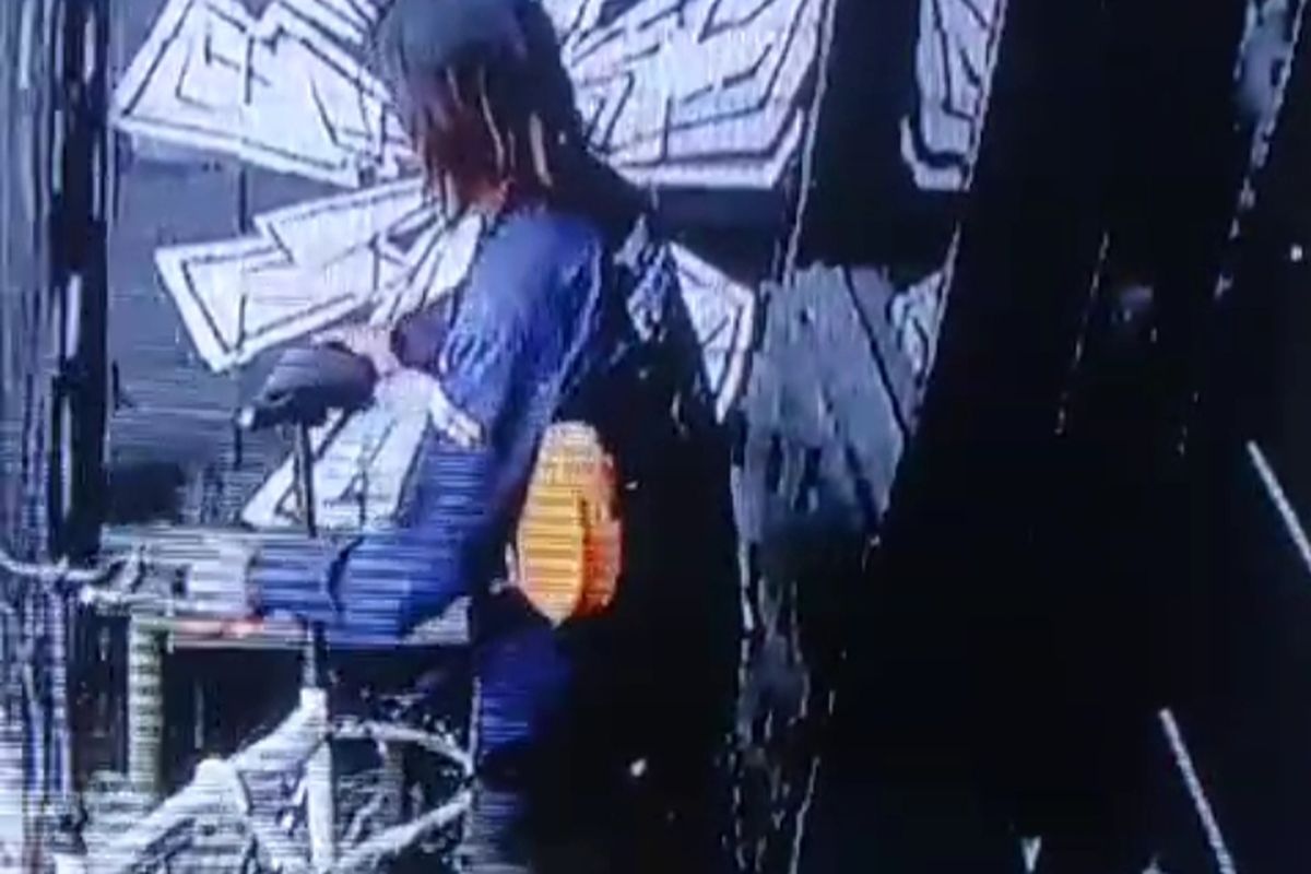 Aksi maling terekam CCTV di toko yang menjual topi branded di Jalan Kyai Parseh Jaya RT 3 RW 1 Kelurahan Bumiayu, Kecamatan Kedungkandang, Kota Malang, Jawa Timur.