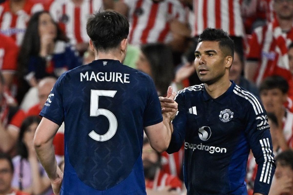 Gelandang Manchester United Casemiro merayakan gol pertamanya dalam pertandingan leg pertama semifinal Liga Europa UEFA antara Athletic Club Bilbao dan Manchester United di stadion San Mames di Bilbao, pada tanggal 1 Mei 2025.