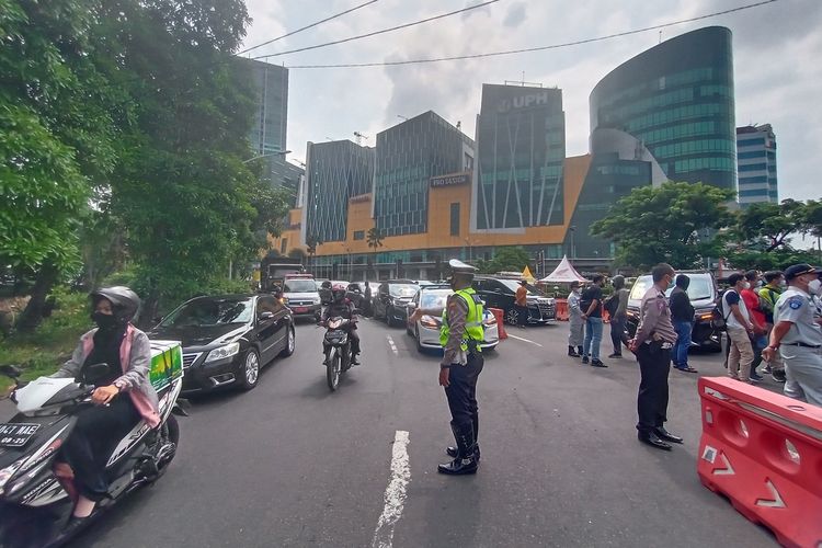 Sejumlah petugas gabungan saat melakukan sosialisasi di masa pengetatan larangan mudik Lebaran di check point Bundaran Waru Jalan Ahmad Yani, Surabaya, Jawa Timur, Kamis (29/4/2021)