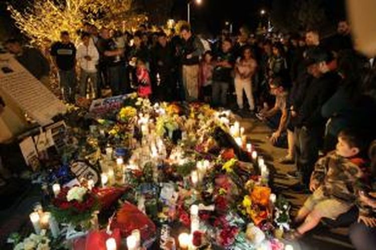 Karangan bunga dan puluhan lilin diletakkan para penggemar aktor Paul Walker di lokasi kecelakaan yang merenggut pria berusia 40 tahun itu.
