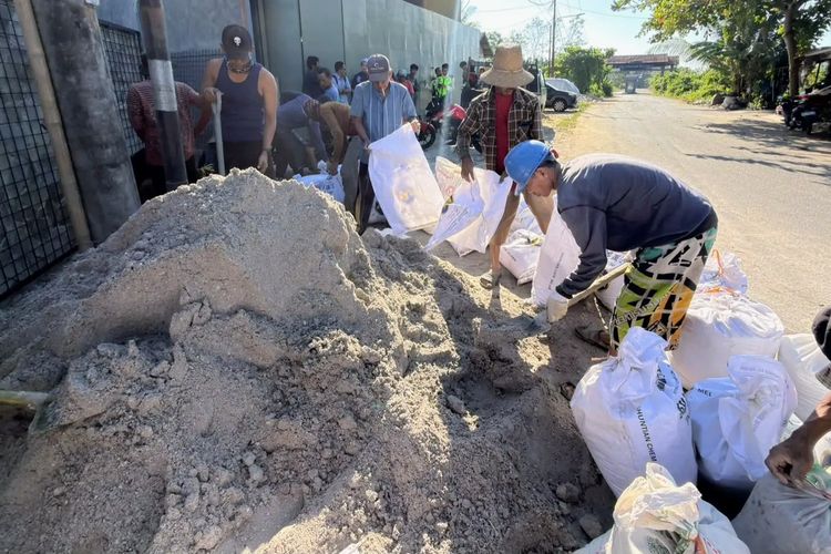 Warga Antasan Bondan Banjarmasin Urunan Perbaiki Jalan yang Rusak Puluhan Tahun