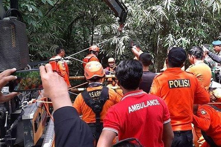 Petugas saat melakukan evakuasi terhadap korban percobaan bunuh diri di Tukad Ngongkong Desa Adat Petang, Badung, Bali, Minggu (4/8/2019). 

