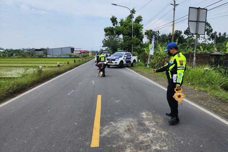 Polisi melakukan olah TKP kecelakaan maut yang melibatkan dua sepeda motor dan truk tangki elpiji di jalan raya Desa Tambaknegara, Kecamatan Rawalo, Kabupaten Banyumas, Jawa Tengah, Rabu (16/11/2022).