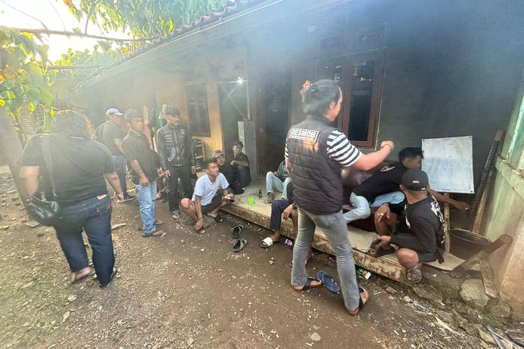 Satreskrim Polres Sumedang amankan lokasi praktik judi berkedok arisan turnamen adu muncang di Situraja, Sumedang, Jabar. 