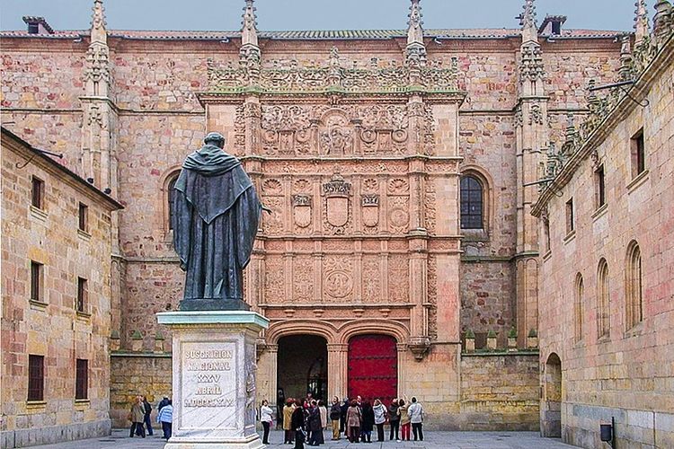 Patung Fray Luis de Leon di University of Salamanca, Spanyol. Universitas ini merupakan salah satu universitas tertua di dunia.