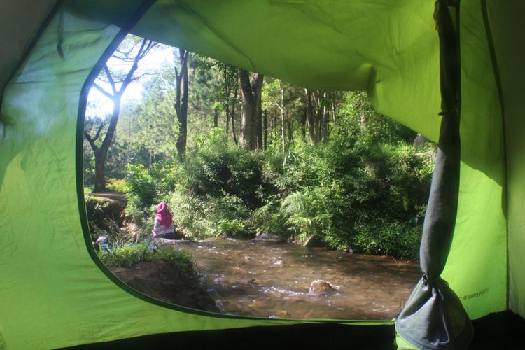 Tenda pengunjung yang berdiri di pinggir aliran sungai lokasi wisata alam Bedengan, Kabupaten Malang, Jawa Timur, Minggu (13/5/2018).