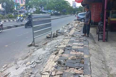 Penampakan Puing-puing Trotoar di Jalan Margonda Raya di Depok yang Berserakan...
