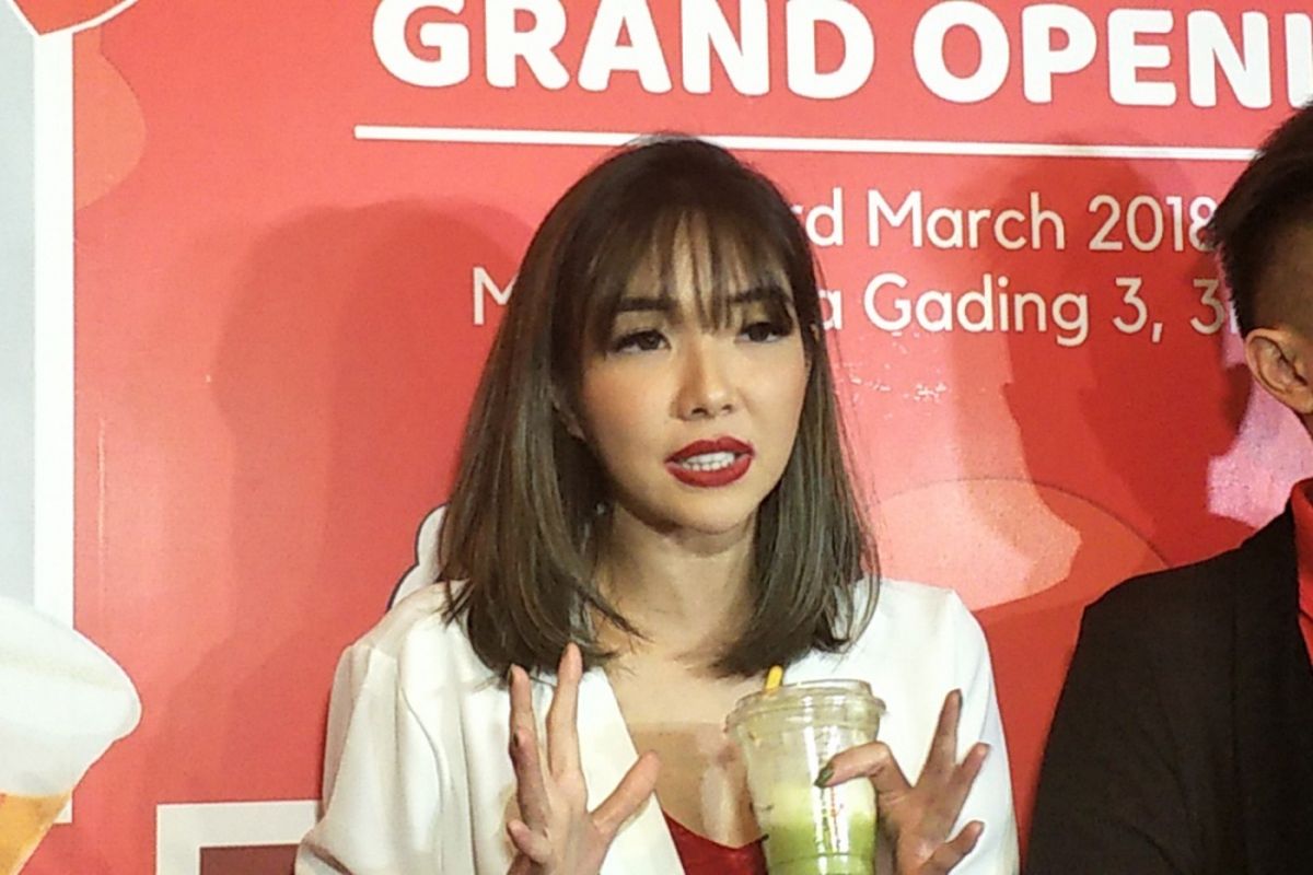 Gisella Anastasia usai menghadiri pembukaan stand produk minuman di Mal Kelapa Gading, Jakarta Utara, Jumat (23/32018) sore.