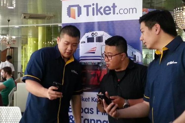Managing Director Tiket.com Gaery Undarsa dan Commercial Director Tiket.com Dimas Surya Yaputra berbagi tips menggunakan aplikasi mobile Tiket.com, Kamis (9/4/2015).
 
