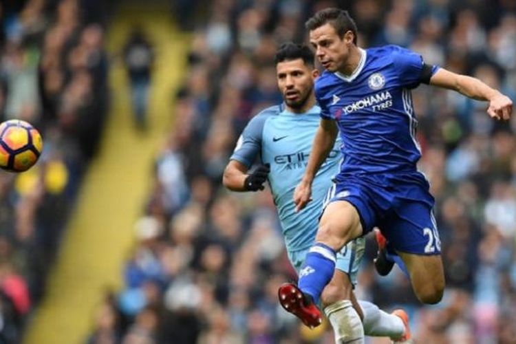 Bek Chelsea, Cesar Azpilicueta (kanan), mengantisipasi upaya dari striker Manchester City, Sergio Aguero, dalam laga Premier League di Stadion Etihad, 3 Desember 2016.