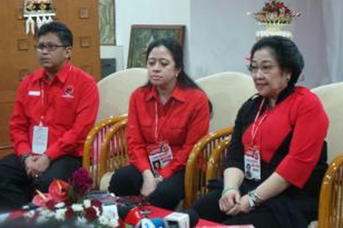 Politisi PDI Perjuangan Hasto Kristiyanto dan Puan Maharani bersama Ketua Umum PDI Perjuangan Megawati Soekarnoputri berbicara kepada wartawan di sela-sela Kongres IV PDI-P di Bali, Kamis (9/4/2015).