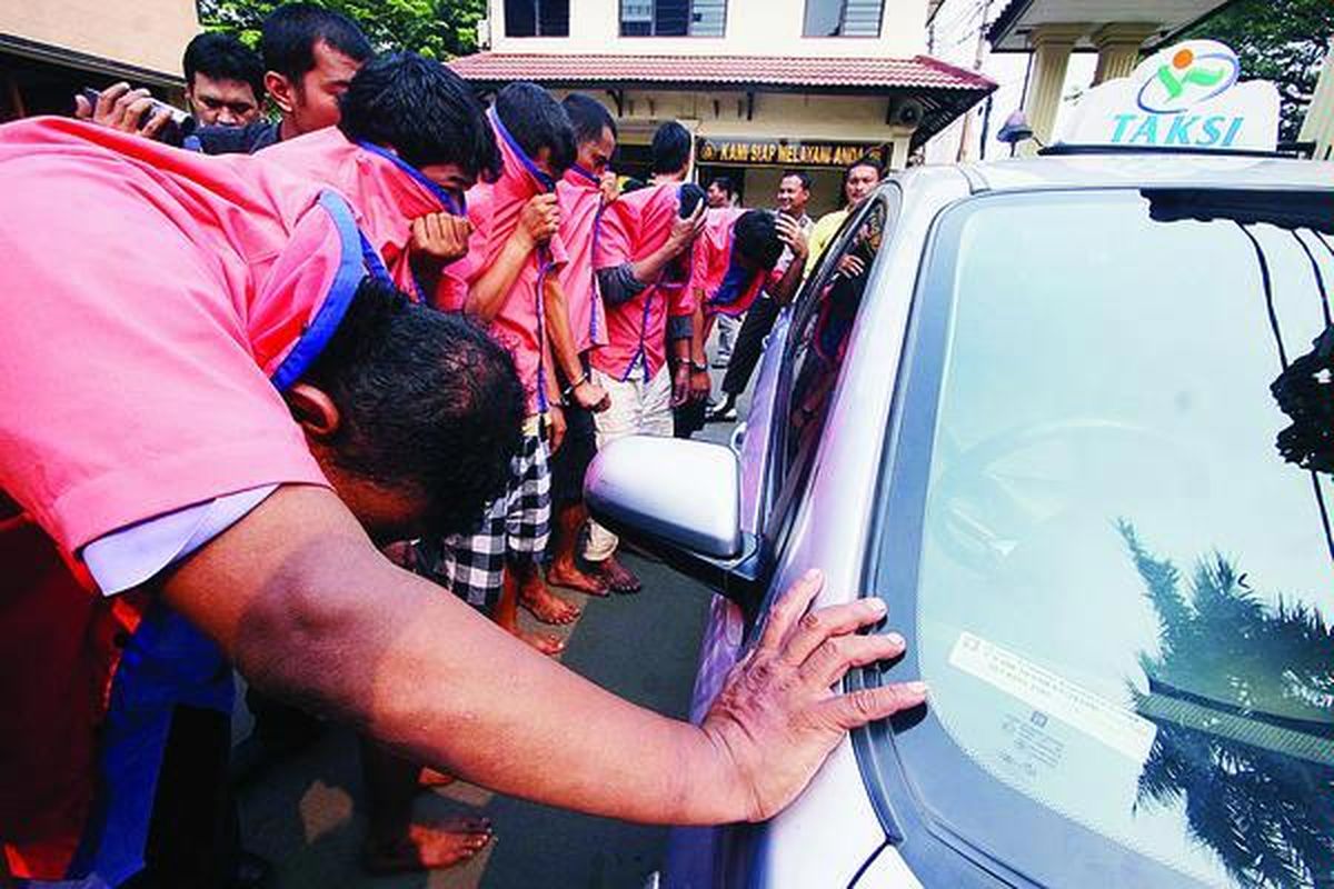 Polres Metro Jakarta Barat mengungkap  sindikat pelaku perampokan di taksi yang beraksi di lima lokasi di  Jakarta Barat, Kamis (2/8). Sindikat ini menyasar korban pria yang dilihat lemah untuk dirampok harta bendanya. 