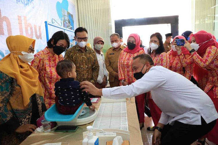 Kepala BKKBN RI Hasto Wardoyo (kemeja batik) bersama CEO PTPN V Jatmiko Santosa saat menyaksikan petugas yang menimbang berat badan bayi dalam rangka menekan angka stunting di Provinsi Riau, Selasa (26/7/2022).