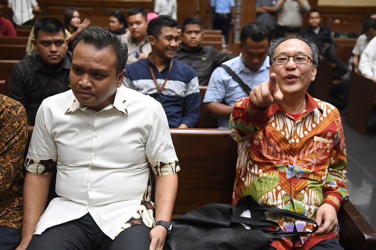 Terdakwa kasus korupsi KTP Elektronik Made Oka Masagung (kanan) dan Irvanto Hendra Pambudi (kiri) bersiap menjalani sidang pembacaan putusan di Pengadilan Tipikor, Jakarta, Rabu (5/12/2018). Majelis hakim memvonis Irvanto dan Made Oka Masagung dengan hukuman 10 tahun penjara dan denda Rp500 juta subsider tiga bulan. ANTARA FOTO/Akbar Nugroho Gumay/kye.