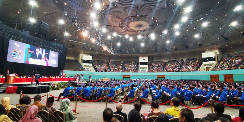 Bina Nusantara (Binus) University menggelar wisuda ke-61 pada tanggal 11 dan 12 Desember 2019 dan melepas sebanyak 4.030 wisudawan terdiri dari 8 lulusan S3, 251 lulusan S2, 3.645 lulusan S1, 118 lulusan D4, dan 7 lulusan profesi.