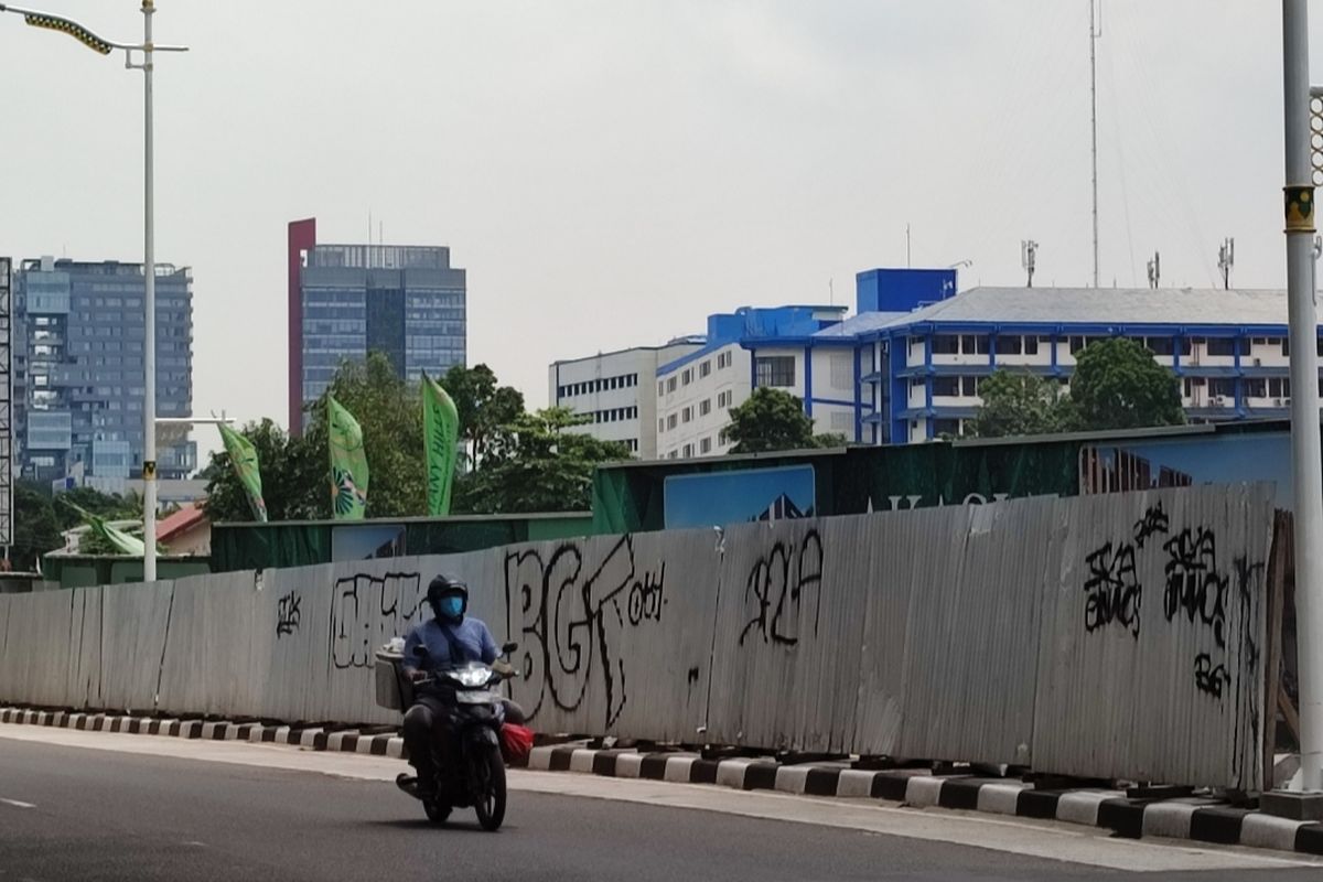 Pelebaran jalan di Jalan RS Fatmawati Raya, tepatnya di belakang Rumah Sakit Fatmawati, Pondok Labu, Jakarta Selatan, terpantau rampung pada Senin (12/9/2022). 