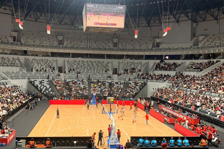 Suasana pertandingan timnas basket Indonesia vs Suriah dalam test event FIBA World Cup 2023 di Indonesia Arena, Gelora Bung Karno (GBK), Senayan, pada Sabtu (5/8/2023).