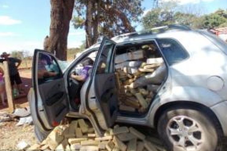 Seorang pria yang diduga kuat penyelundup ganja tewas setelah mobilnya menabrak pohon dan tertimpa 500 kilogram ganja yang dibawanya, setelah mobilnya menabrak sebatang pohon di dekat jalan raya yang menghubungkan Matto Grosso do Sul dengan Sao Paulo, Brasil.