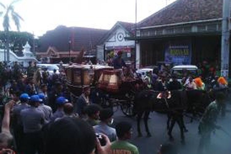 Salah satu kereta saat mengikuti acara gladi bersih kirab kereta pernikahan GKR Hayu dengan KPH Notonegoro