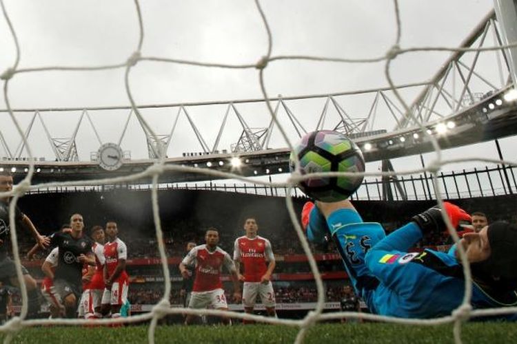 Penjaga gawang Arsenal, Petr Cech, gagal mengantisipasi bola yang masuk ke gawangnya saat melawan Southampton pada partai Premier League di Stadion Emirates, 9 Oktober 2016.