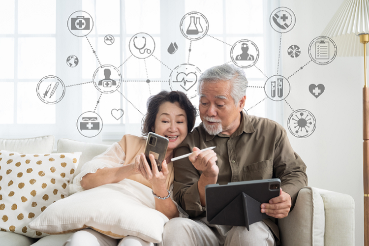 Pasangan lansia menggunakan aplikasi kesehatan Carevo.