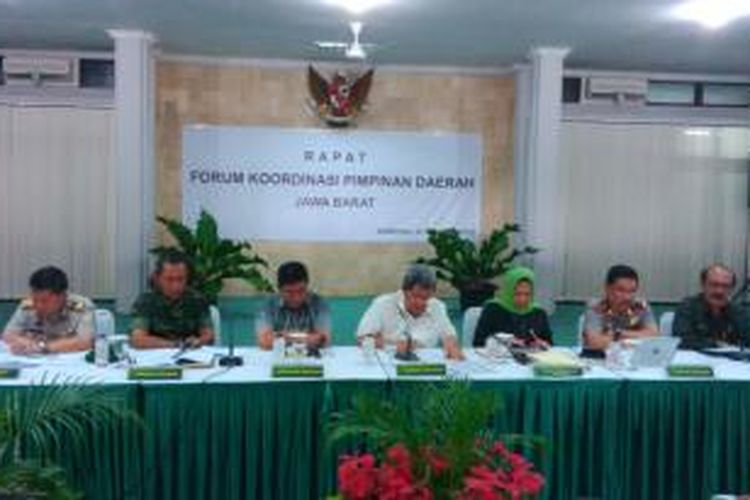 Rapat koordinasi pimpinan daerah Jawa Barat membahas masalah pertahanan aset negara di Kantor Pengadilan Tinggi Jawa Barat, di Bandung, Selasa, (22/10/2013)