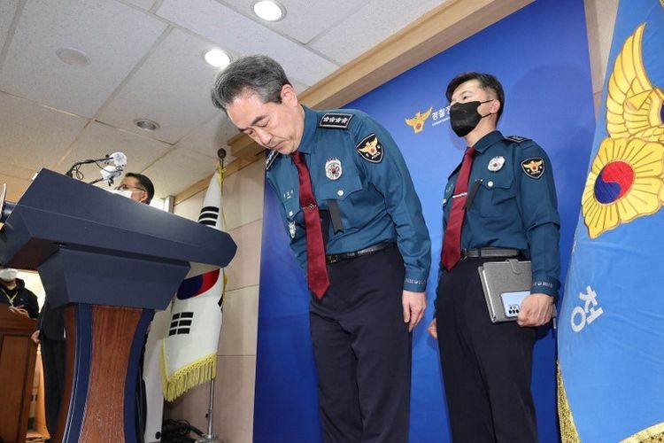 Kepala Kepolisian Nasional Korea Selatan Yoon Hee-keun (tengah) membungkuk dalam konferensi pers di Seoul pada 1 November 2022 tentang tragedi perayaan Halloween di Itaewon.
