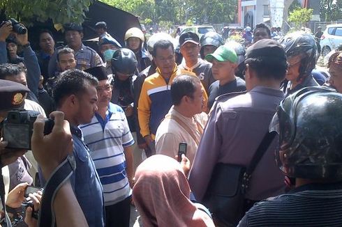 Unjuk Rasa, Massa Dobrak Kantor KPU Kota Mataram 