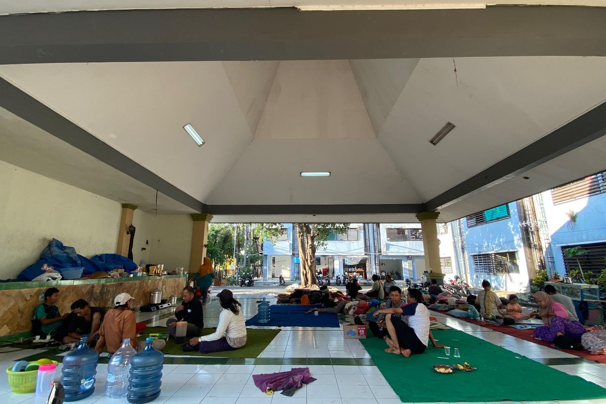 Sejumlah warga terusir dari Rusunawa Gunungsari, Surabaya, Selasa (21/5/2024).