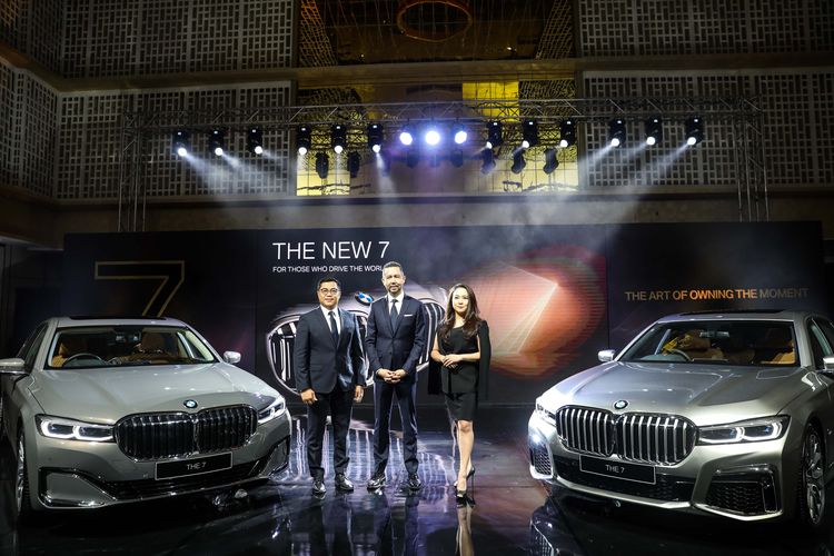 Mobil New BMW Seri 7 terlihat saat diluncurkan di Jakarta, Kamis (10/10/2019). BMW Seri 7 terbaru juga sudah dirakit lokal di pabrik BMW Production Network 2, Gaya Motor, Sunter, Jakarta. Mobil hadir dengan dua pilihan yakni The New BMW 740Li Opulence dan The New BMW 730Li M Sport.