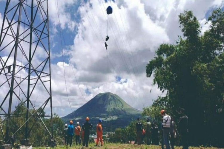 Petugas PLN saat melakukan evakuasi atlet paralayang yang tersangkut di jaringan transmisi Saluran Udara Tegangan Tinggi (SUTT)