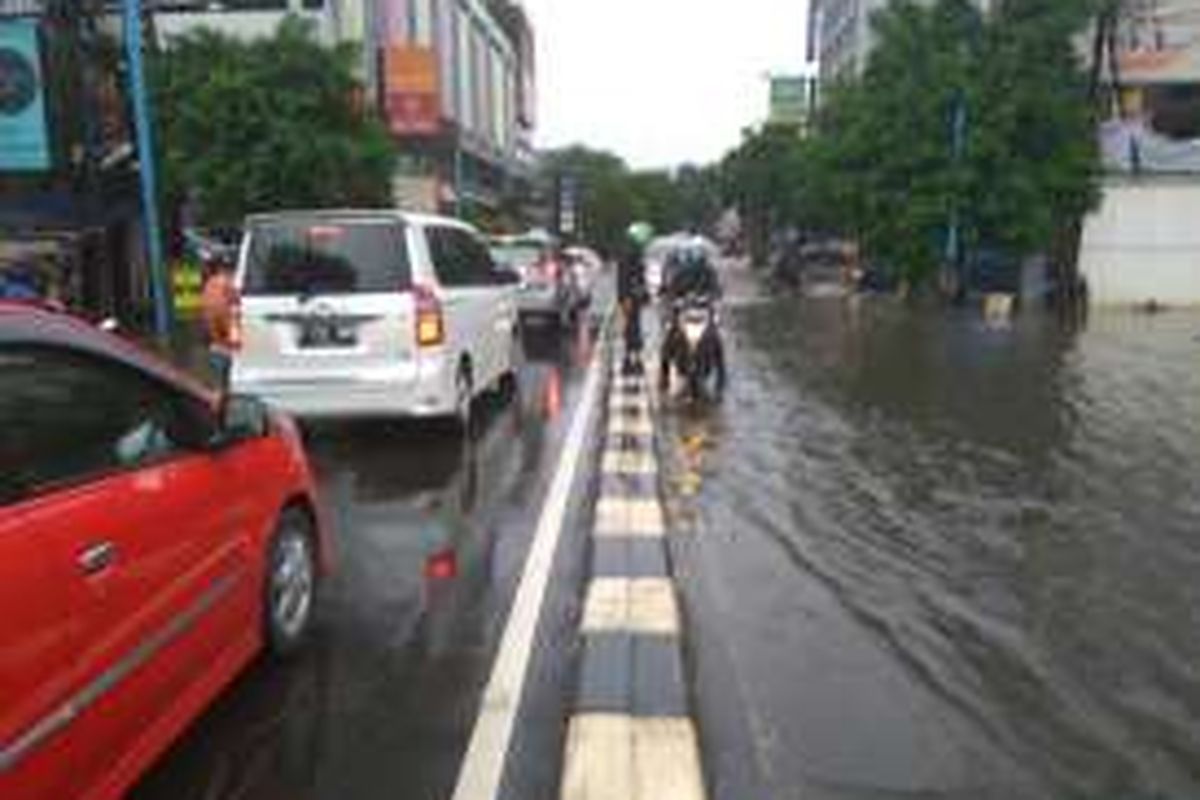 Banjir di Kemang akibat hujan deras pada Selasa siang (4/10/2016).