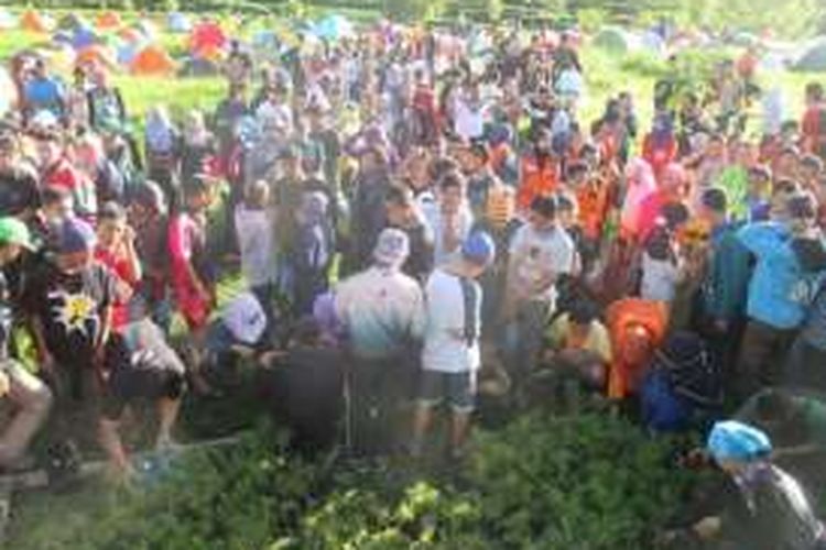1.700 relawan berkumpul di Pos Mawar, Sidomukti, Bandungan, Kabupaten Semarang untuk melakukan penghijauan lereng Gunung Ungaran, Minggu (14/2/2016).