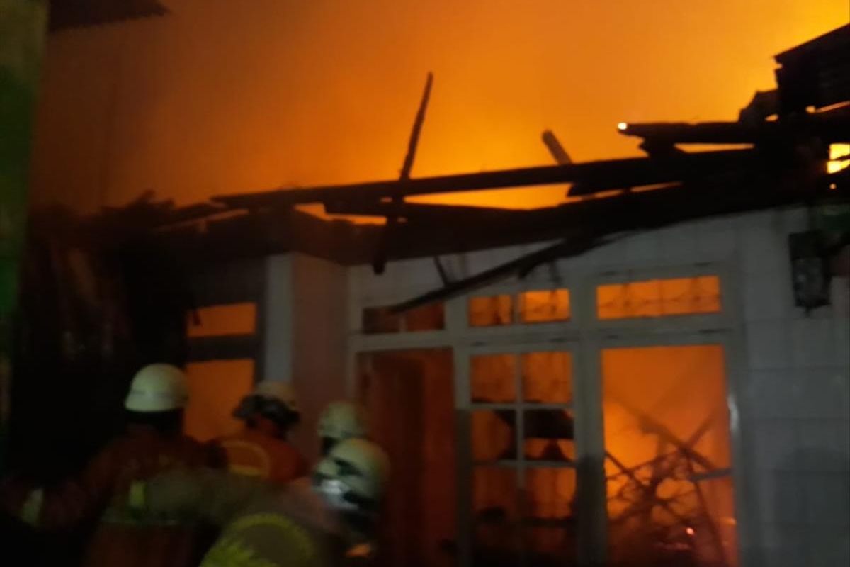 Petugas damkar berjibaku memadamkan api yang melalap rumah warga di Penggilingan, Jakarta Timur, Kamis (6/6/2019) malam.