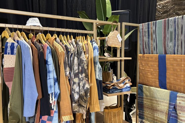 Koleksi wastra dan busana Tobatenun dengan kolaborasi bersama beberapa desainer dalam acara MAULIATE di Mega Kuningan Barat 3, Jakarta Selatan, Kamis (4/12/2025).