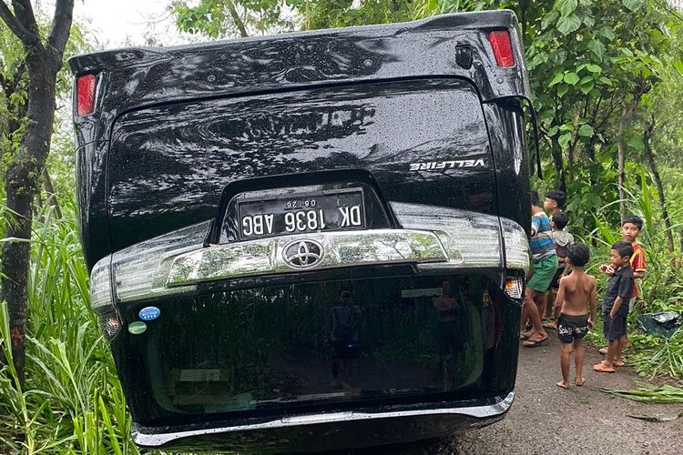 Mobil yang ditumpangi Mantan Walikota Denpasar, Ida Bagus Rai Dharma Wijaya Mantra dan istrinya, Ida Ayu Selly Fajarini mengalami kecelakaan di Desa Penuktukan, Kecamatan Tejakula, Kabupaten Buleleng, Provinsi Bali. 