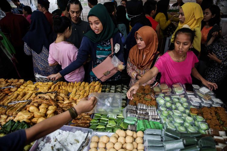 Customers wait to buy fast breaking fare at Benhil traditional market